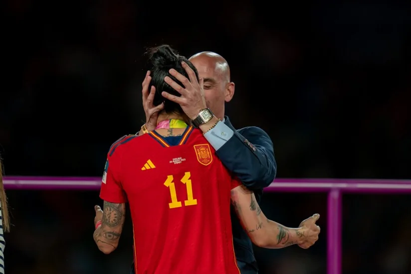 FIFA qadın futbolçunu öpən federasiya prezidentinə üçillik cəza verib
