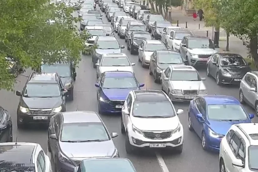 Bakının bir sıra yollarında tıxac yaranıb - SİYAHI