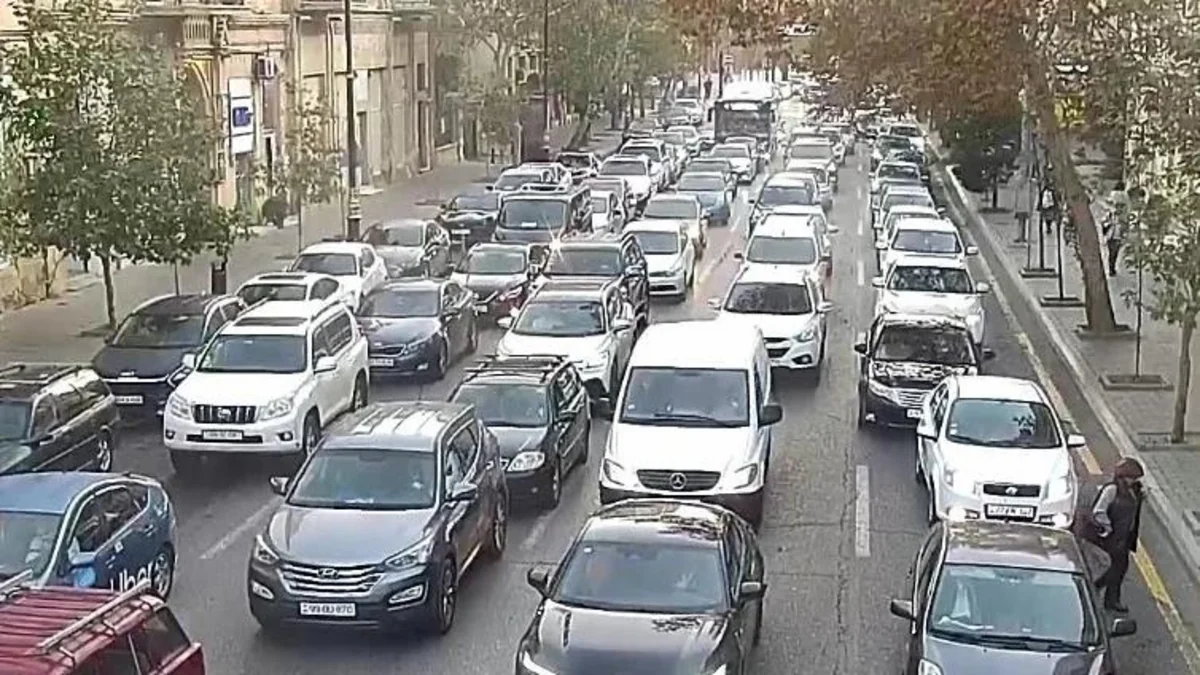 Bakının bir sıra küçə və prospektlərində tıxac yaranıb - SİYAHI