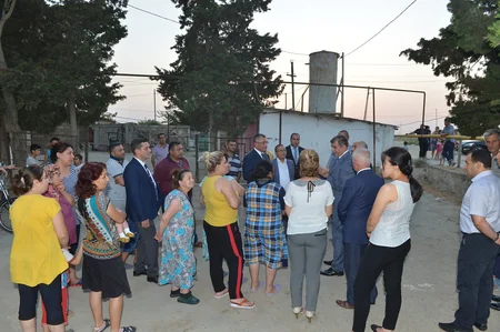 Suraxanıda qəzalı binalarda məskunlaşmış məcburi köçkünlərlə görüş keçirilib