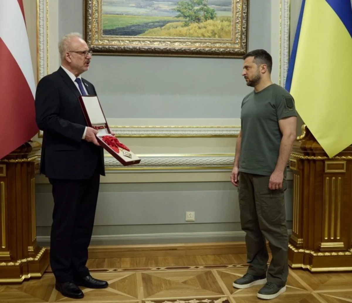 Latviya Prezidenti Zelenskini ali hərbi ordenlə təltif edib