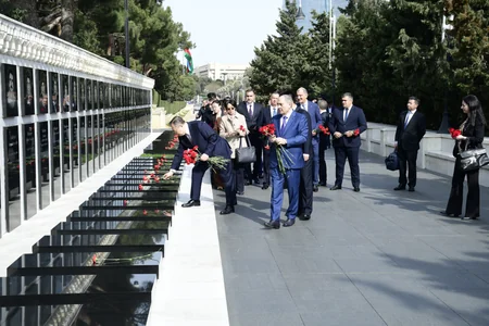 Çin Kommunist Partiyasının nümayəndə heyəti Ümummilli Liderin məzarını və Şəhidlər xiyabanını ziyarət edib