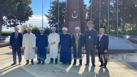 Türk Dövlətləri Təşkilatının müsəlman dini liderləri Fəxri və Şəhidlər xiyabanlarını ziyarət edib