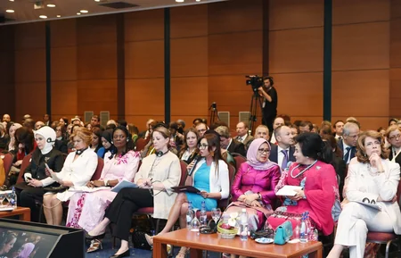 ​Azərbaycanın birinci xanımı İstanbulda xərçənglə mübarizəyə dair sessiyada iştirak edib