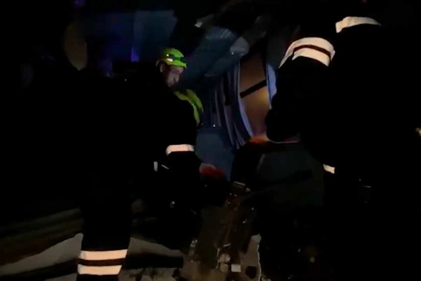 Yeni Saray qəsəbəsində yük avtomobili ilə avtobus toqquşub