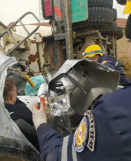 Bakıda betonqarışdıran maşın avtomobilin üzərinə aşıb, yaralananlar var