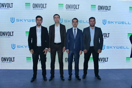 ONVOLT elektromobil satış-sərgi salonunu və SKYWELL ET5 modelini təqdim edib