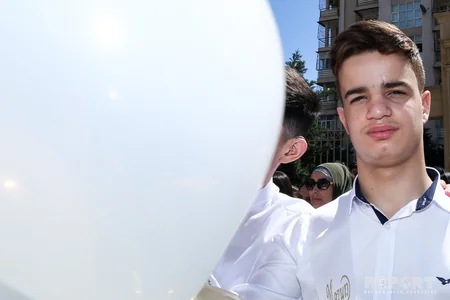 Bakıda məzunların “Son Zəng” həyəcanı - FOTOREPORTAJ - VİDEO