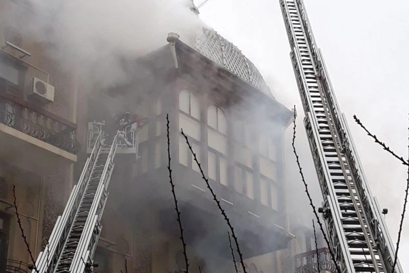 Bakının mərkəzi küçəsində binada yanğın söndürülüb - FOTO - VİDEO - YENİLƏNİB