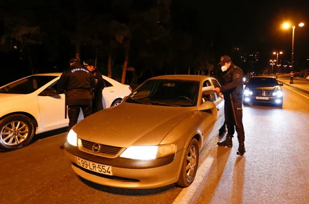 Bakıda evdən çıxma icazəsi olmayan sürücü və sərnişilər cərimələnib