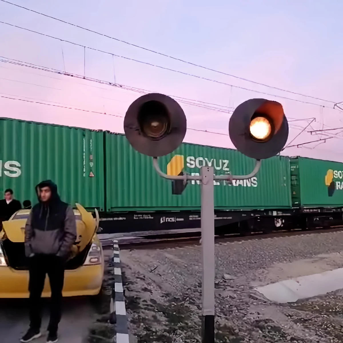 Azərbaycanda elektrovoz avtomobillə toqquşub