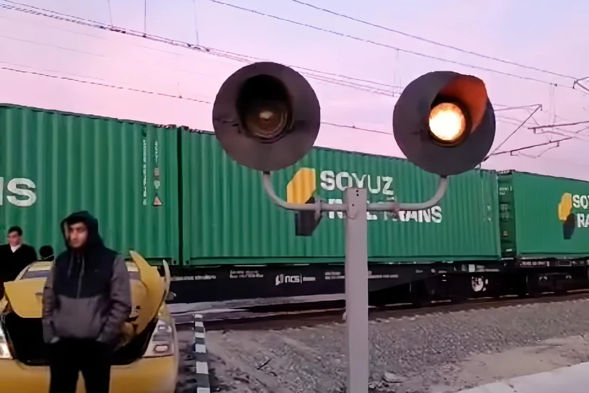 Azərbaycanda elektrovoz avtomobillə toqquşub