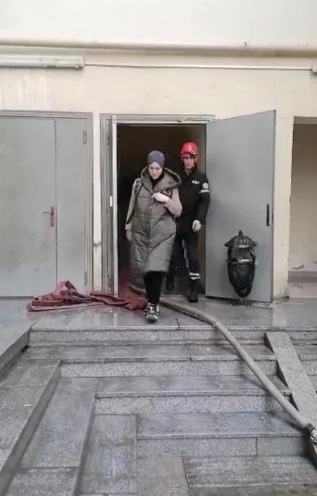 Bakıda binada yanğın olub, 12 nəfər təxliyə edilib - YENİLƏNİB-2
