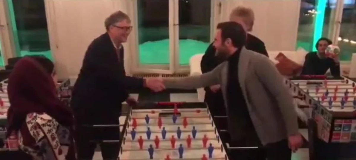 Bill Gates plays table football with Man Utd midfielder - VIDEO