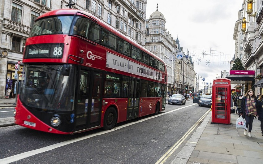 Londonda süpürgəçi tapdığı 400 min dolları polisə təhvil verib