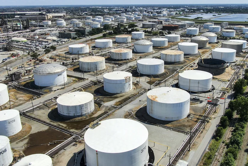 ABŞ-da ehtiyatların artması məlumatı fonunda neft ucuzlaşır