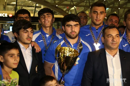 İlk dəfə Avropa çempionu olan Azərbaycanın cüdo yığması Vətənə qayıdıb - FOTO - VİDEO