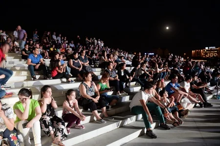 Heydər Əliyev Mərkəzinin parkında muğam-caz konserti olub