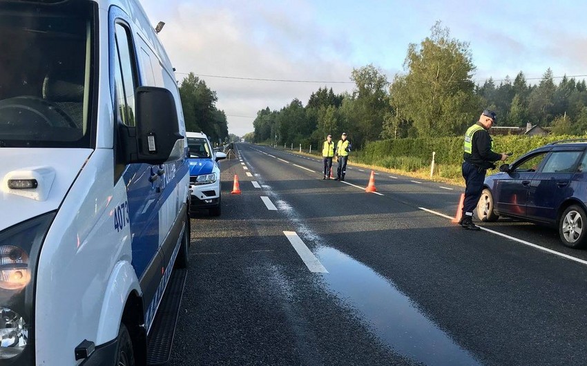 Estoniyada sürücülər cərimə əvəzinə yolun kənarında dayanacaqlar