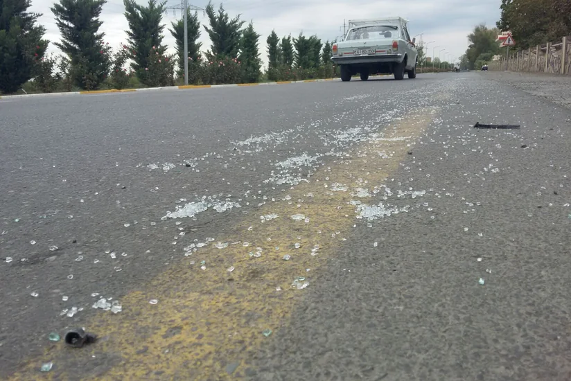 ​Bərdədə yol kənarında piyadanı maşın vurub