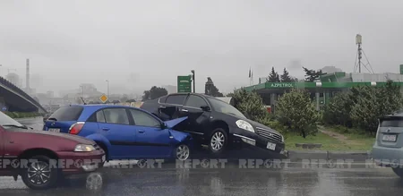 Bakıda yağışlı hava şəraiti yol qəzasına səbəb olub