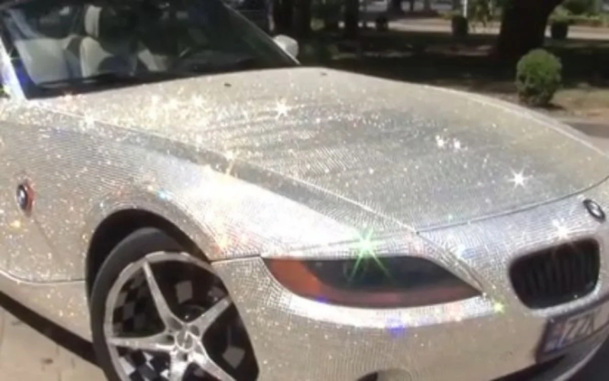 Житель молдавской столицы обклеил свой BMW кристаллами Сваровски - ВИДЕО