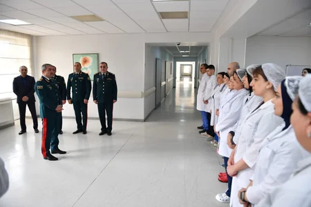 Elçin Quliyev Ermənistanın təxribatı nəticəsində yaralanmış hərbi qulluqçunu ziyarət edib