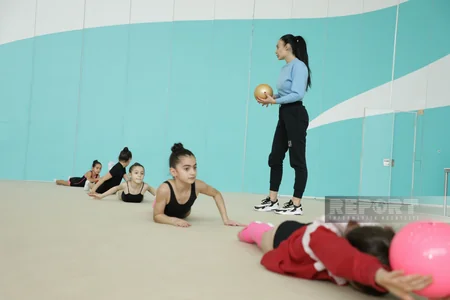 Bölgə gimnastlarının Milli Gimnastika Arenasında məşqləri davam edir
