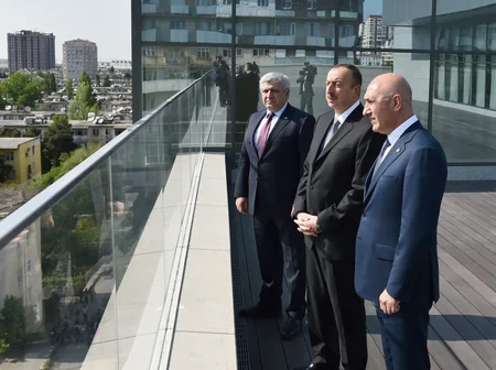 Bakının 8-ci Kilometr qəsəbəsində çoxmərtəbəli avtomobil dayanacağı istifadəyə verilib
