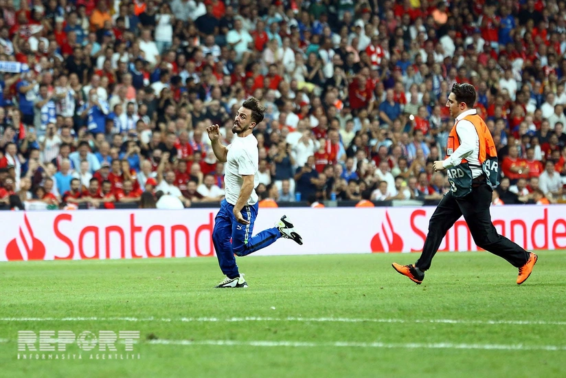 UEFA Superkuboku oyununda meydana azarkeş daxil olub - FOTO