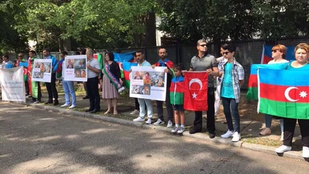 Azərbaycanlılar Ermənistanın Almaniyadakı səfirliyi önündə etiraz aksiyası keçirib