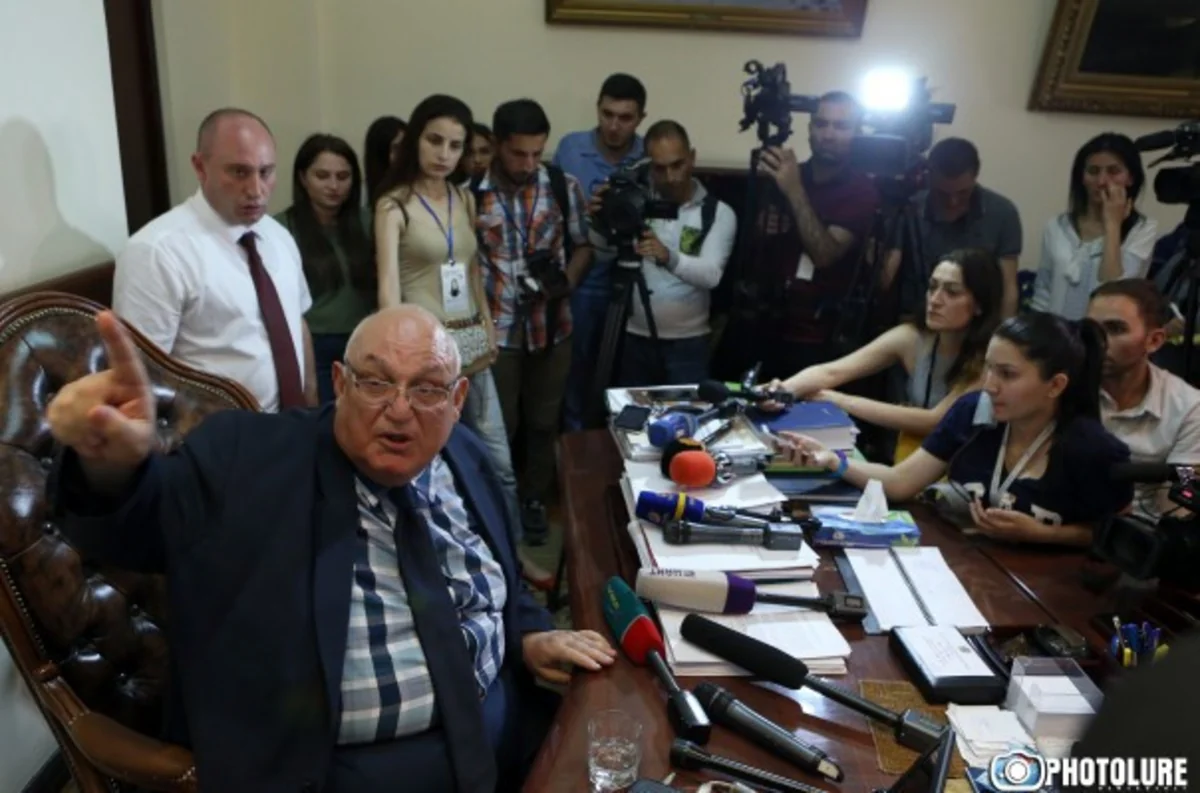 İstefası tələb edilən Yerevan Unversitetinin rektoru xəstəxanaya yerləşdirilib