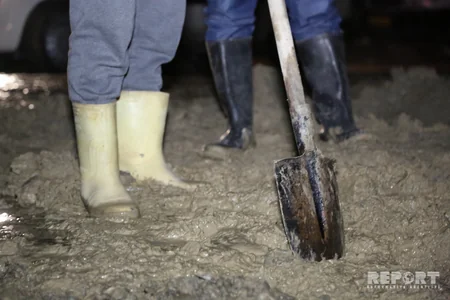 Bakıda su borusu partlayıb, 10 evi su basıb - VİDEO