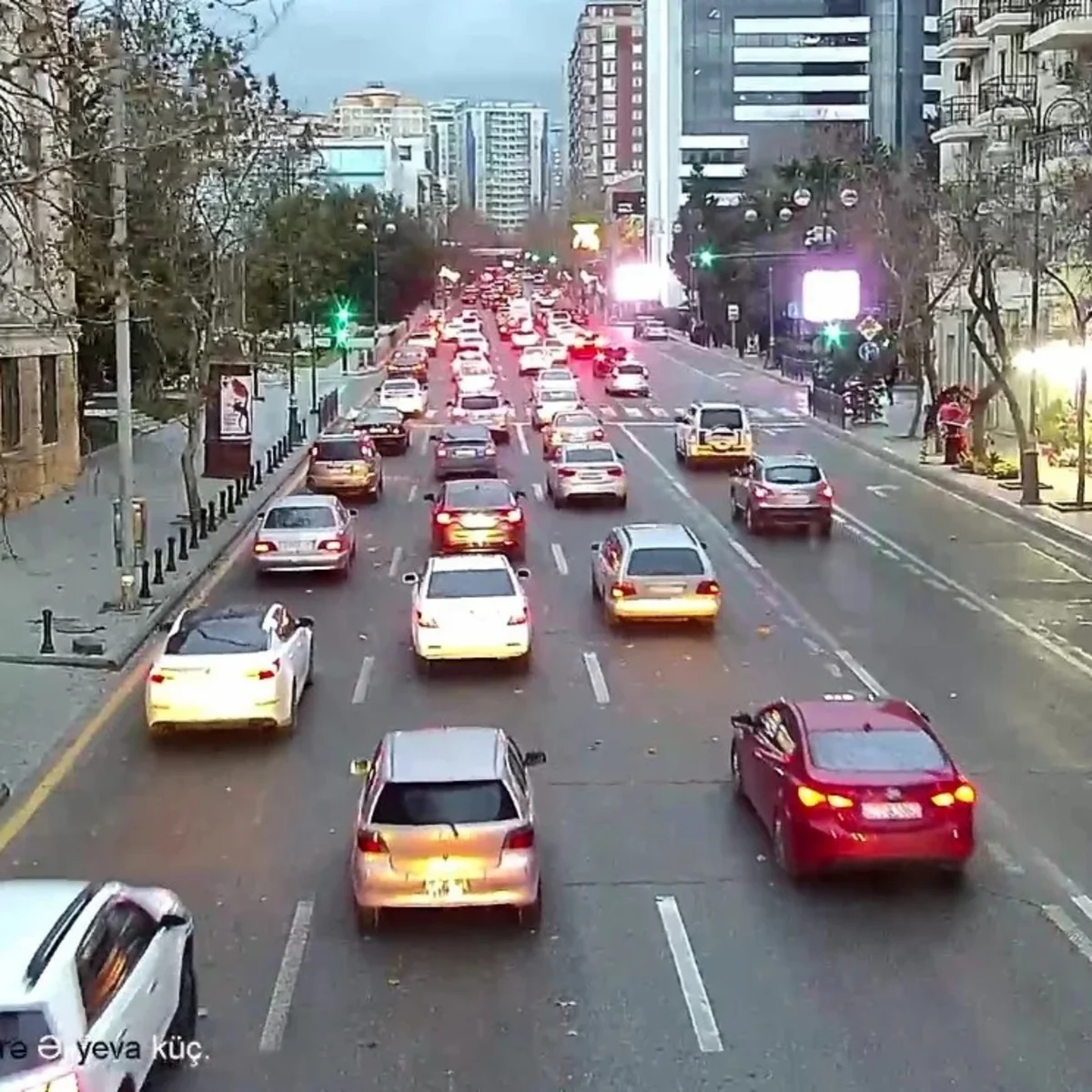 На ряде улиц и проспектов Баку наблюдаются пробки