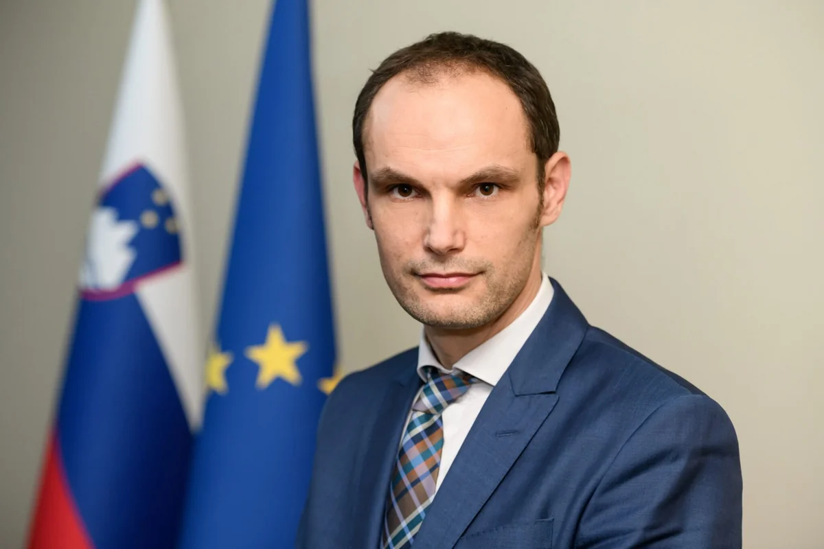 Экс-глава МИД Словении лидирует на президентских выборах