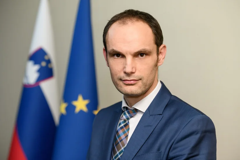 Экс-глава МИД Словении лидирует на президентских выборах