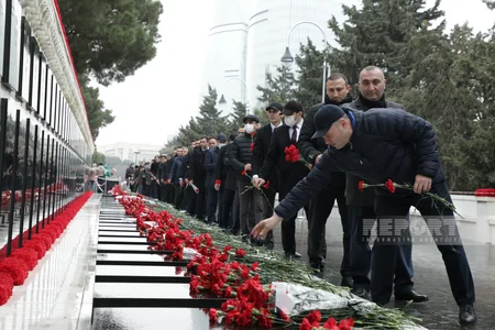 Milli qürur və and yeri - Şəhidlər xiyabanına axın başlayıb - FOTOREPORTAJ