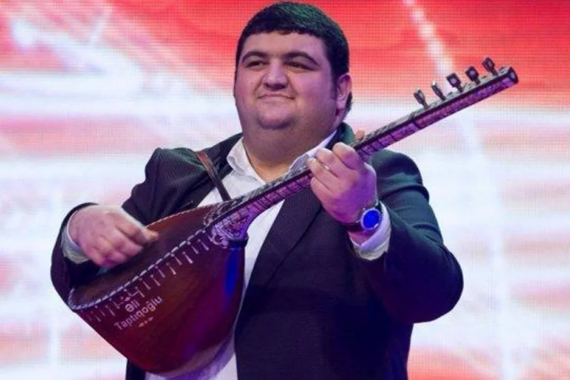 Aşıq Əlinin qohumunu toyda öldürməkdə təqsirləndirilən şəxsin məhkəməsi başlayıb