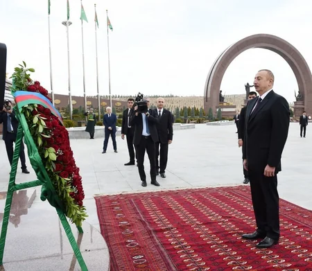 President Ilham Aliyev visits memorial complex People's memory’ in Ashgabat