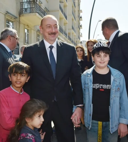 Prezident və birinci xanım “Sovetski”də vətəndaşların problemləri ilə tanış olublar - FOTO