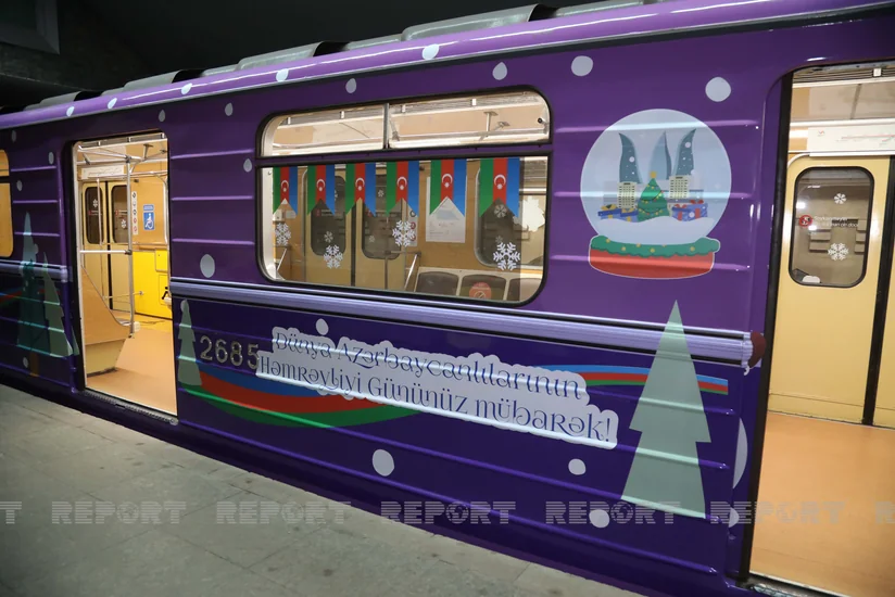 Дед Мороз и Снегурочка в бакинском метро