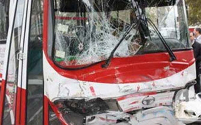 Bakıda sərnişin avtobusları toqquşub, 3 nəfər xəsarət alıb