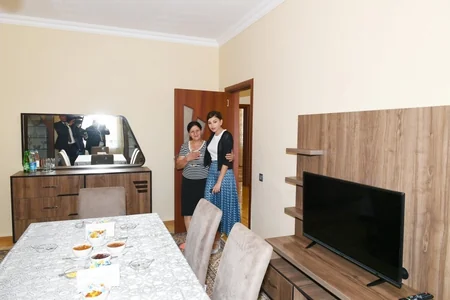 Birinci vitse-prezident Şamaxıda zəlzələdən qəzalı vəziyyətə düşmüş evin yerində inşa edilən evdə yaradılan şəraitlə tanış olub - YENİLƏNİB