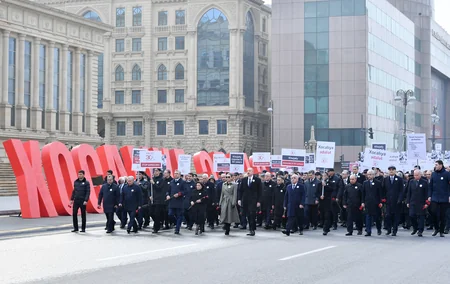 Xocalı soyqırımının 30-cu ildönümü ilə əlaqədar Bakıda ümumxalq yürüşü keçirilib,  İlham Əliyev və Mehriban Əliyeva yürüşdə iştirak edib