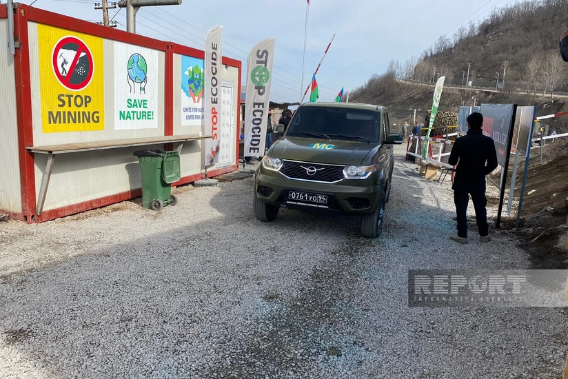 Russian peacekeepers' car moves freely along Khankandi-Lachin road