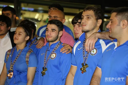 İlk dəfə Avropa çempionu olan Azərbaycanın cüdo yığması Vətənə qayıdıb - FOTO - VİDEO
