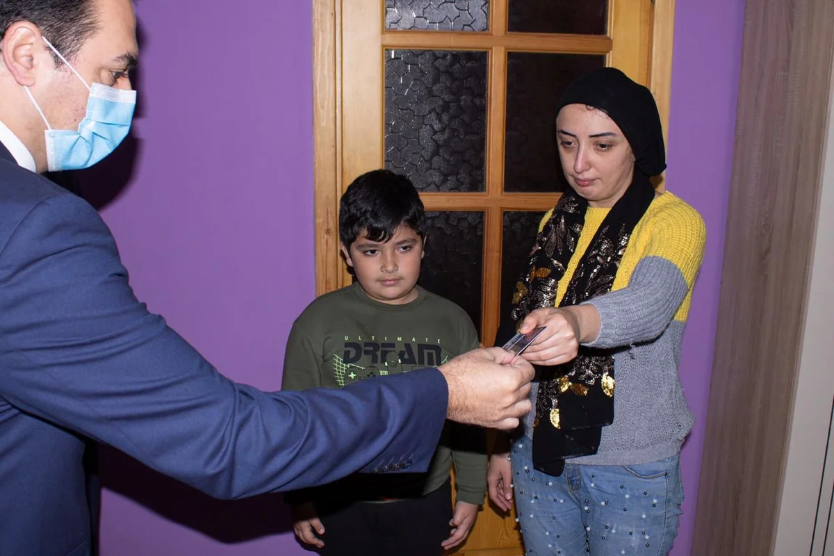 Şəhid ailəsinə təqaüd üzrə ödəniş kartı təqdim edilib
