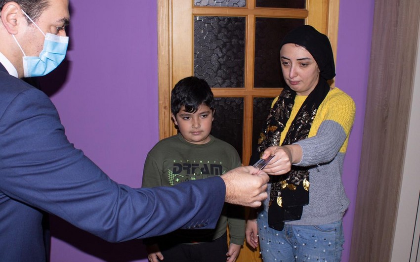Şəhid ailəsinə təqaüd üzrə ödəniş kartı təqdim edilib