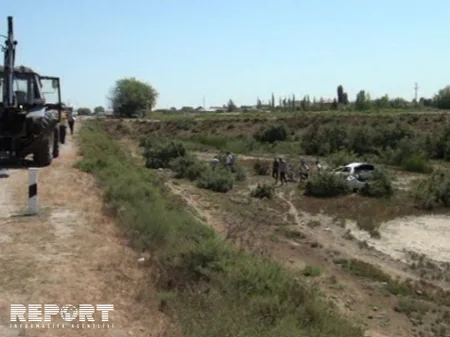 Neftçalada taksi şirkətinə aid avtomobil dərəyə aşıb, sürücü xəsarət alıb - FOTO