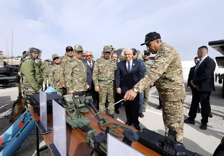 Birgə taktiki təlimdə silah və texnika sərgisi nümayiş etdirilib